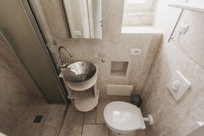 Douche, sèche-cheveux, serviettes fournies, shampoing