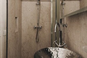 Dusche, Haartrockner, Handtücher, Shampoo