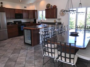 Kjøleskap, ovn, kokeplater og oppvaskmaskin