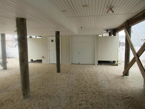 Un interno con soffitto alto, travi in legno e una porta.