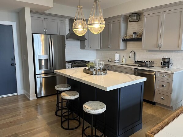 Fridge, oven, stovetop, dishwasher