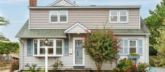 Stunning home in Haven Beach with 5 Bedrooms, Heated swimming pool and WiFi