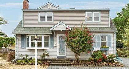 Stunning home in Haven Beach with 5 Bedrooms, Heated swimming pool and WiFi