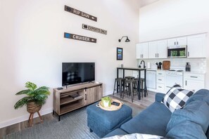 TV, lareira, escritórios