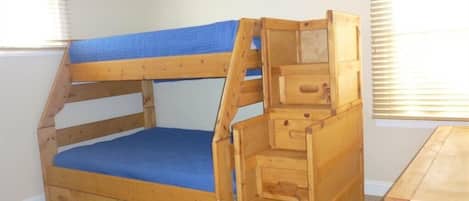 4 bedrooms, iron/ironing board, free WiFi