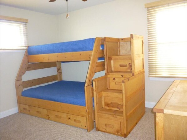 4 bedrooms, iron/ironing board, free WiFi