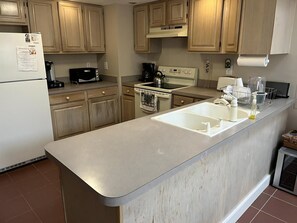 Kjøleskap, ovn, kokeplater og oppvaskmaskin