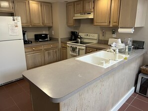 冷蔵庫、電子レンジ、オーブン、コンロ