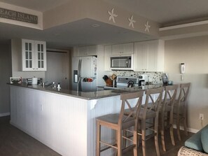 Kylskåp, ugn, spishäll och diskmaskin