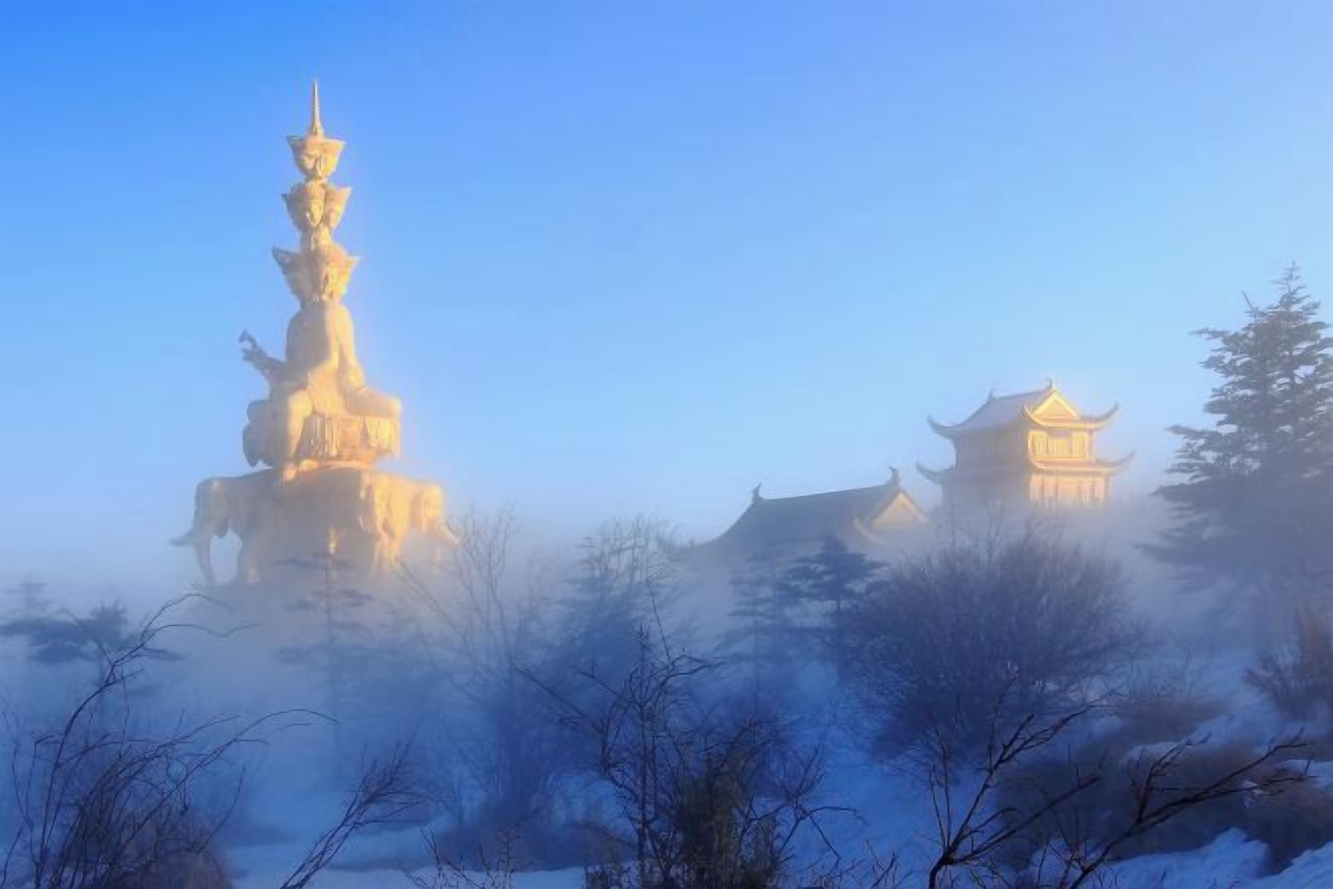 Un edificio de estilo pagoda tradicional con tejado escalonado, rodeado de árboles envueltos en niebla.