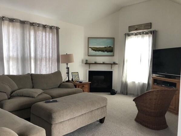 TV, ping pong - REVERSE LIVING CONTEMPORARY ON THE OCEANSIDE (North Beach Haven)