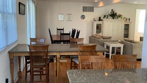 Une cuisine moderne avec des plans de travail en granit, des chaises en bois et une table à manger.