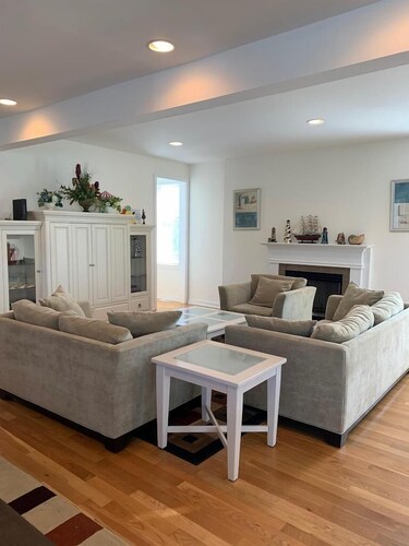 4 Bedroom, Bay Side Beauty!