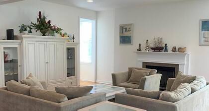 4 Bedroom, Bay Side Beauty!