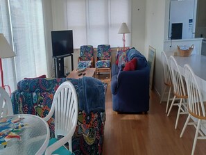TV - Stunning home in Loveladies with 3 Bedrooms and Internet (Loveladies)