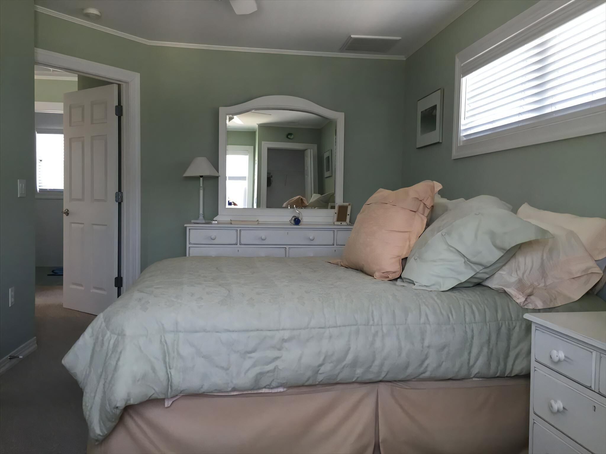 2 bedrooms, iron/ironing board, free WiFi