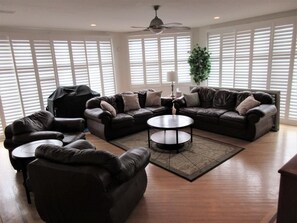 Fernseher, Kamin, DVD-Player, Tischtennisplatte