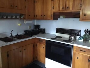 Fridge, oven, stovetop, coffee/tea maker