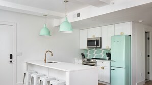 Coffee/tea maker, full-size fridge, microwave, oven - Kasa Studio Revival Atlanta (Atlanta)