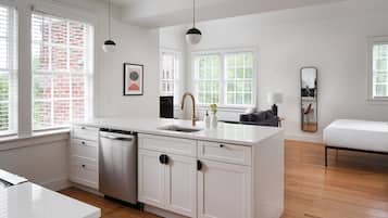 Premium Studio, 1 Queen Bed, Courtyard View | Private kitchen | Full-sized fridge, microwave, oven, stovetop