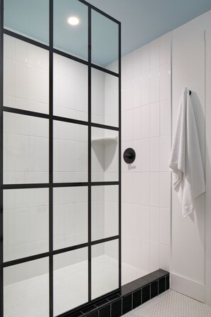 Shower, free toiletries, hair dryer, towels - Kasa Studio Revival Atlanta (Atlanta)