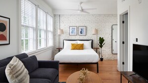 Premium Studio, 1 Queen Bed, Courtyard View | Memory foam beds, laptop workspace, WiFi (free), individually decorated - Kasa Studio Revival Atlanta (Atlanta)