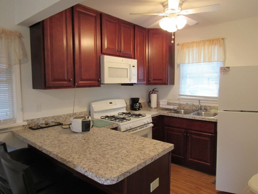 Fridge, oven, stovetop, coffee/tea maker