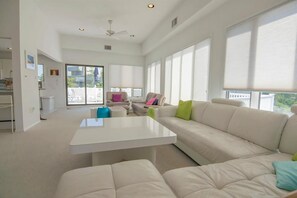 TV, DVD player - Stunning home in Loveladies with 4 Bedrooms, Private swimming pool and WiFi (Loveladies)