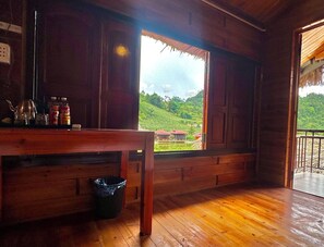 Panorama bungalow, uitzicht op zwembad | Luxe beddengoed, bedden met traagschuimmatrassen