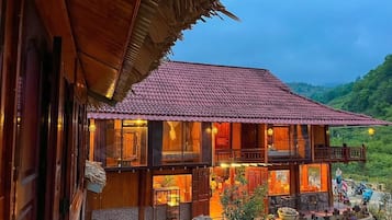 Panoramic Bungalow, Pool View | Living area
