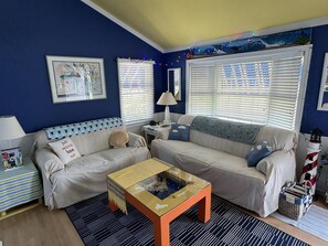 Smart TV, DVD player - Cozy Home for Family of Four! (Spray Beach)