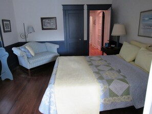 3 bedrooms, iron/ironing board, free WiFi - Quaint oceanfront house. Nantucket meets LBI (Surf City)