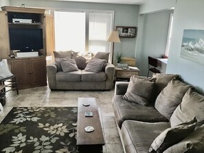 TV, DVD player - Beachfront vacation rental on LBI (Brant Beach)
