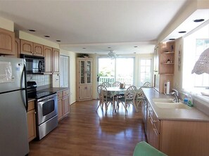 Frigorifero, forno, piano cottura, lavastoviglie