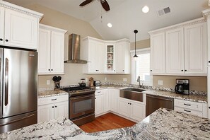 Fridge, microwave, oven, stovetop - Awesome home in Peahala Park with 4 Bedrooms, Internet and WiFi (Peahala Park)