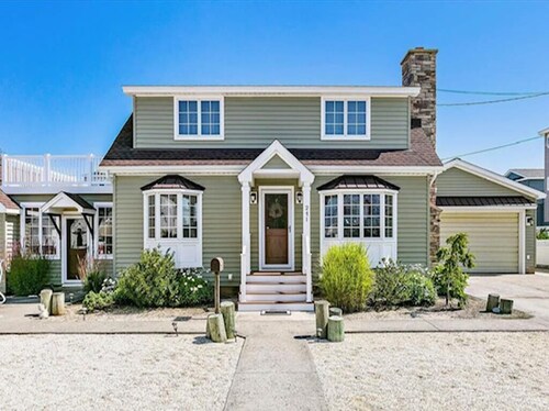 Amazing home in Surf City with 4 Bedrooms, Internet and WiFi