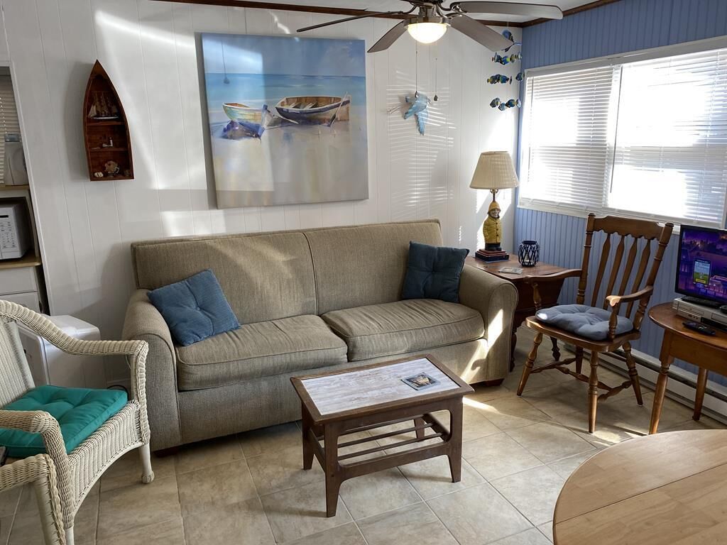 2 Bedroom  1st Floor Apartment, Short Walk to Beach
