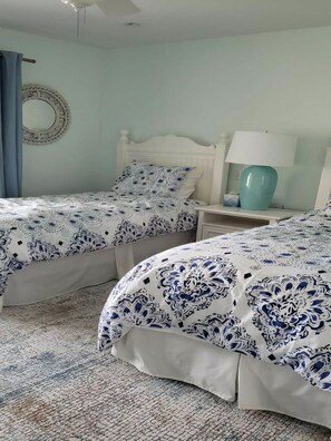 5 bedrooms, free WiFi - Beautiful reverse living home with built-in pool (Harvey Cedars)