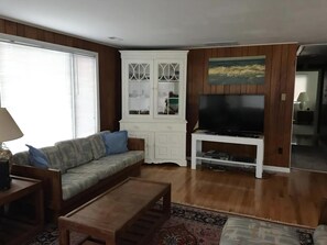 TV - Amazing home in Barnegat Light with 5 Bedrooms and WiFi (Barnegat Light)