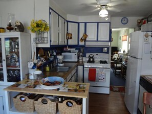 Cafeteira/chaleira, geladeira, micro-ondas, fogão