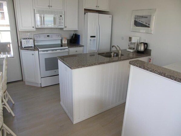 Fridge, oven, stovetop, dishwasher