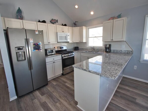 Fridge, oven, stovetop, dishwasher