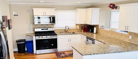 Fridge, oven, stovetop, dishwasher