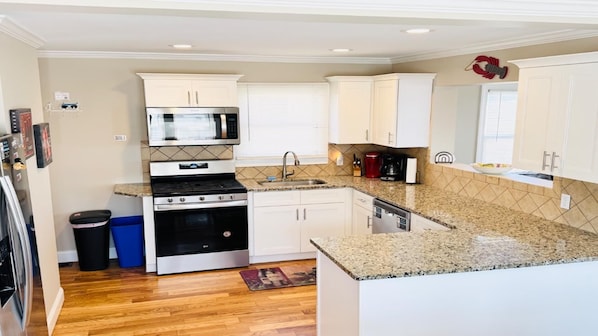 Réfrigérateur, un four, surface de cuisson, lave-vaisselle