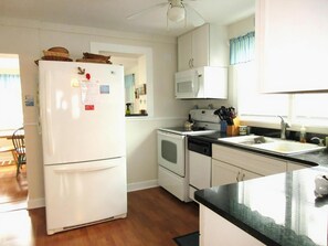 Kjøleskap, ovn, kokeplater og oppvaskmaskin