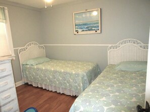 3 bedrooms, iron/ironing board, WiFi - Immaculate 3 bedroom first floor duplex in Ship Bottom, close to the beach. (Ship Bottom)