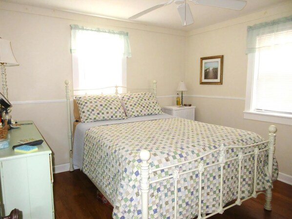 3 bedrooms, iron/ironing board, free WiFi - Immaculate 3 bedroom first floor duplex in Ship Bottom, close to the beach. (Ship Bottom)