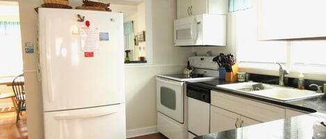 冷蔵庫、電子レンジ、オーブン、コンロ