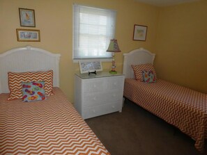 4 bedrooms, free WiFi - Bayside Cape, Quiet Street. (Beach Haven Crest)