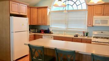 Fridge, oven, stovetop, dishwasher